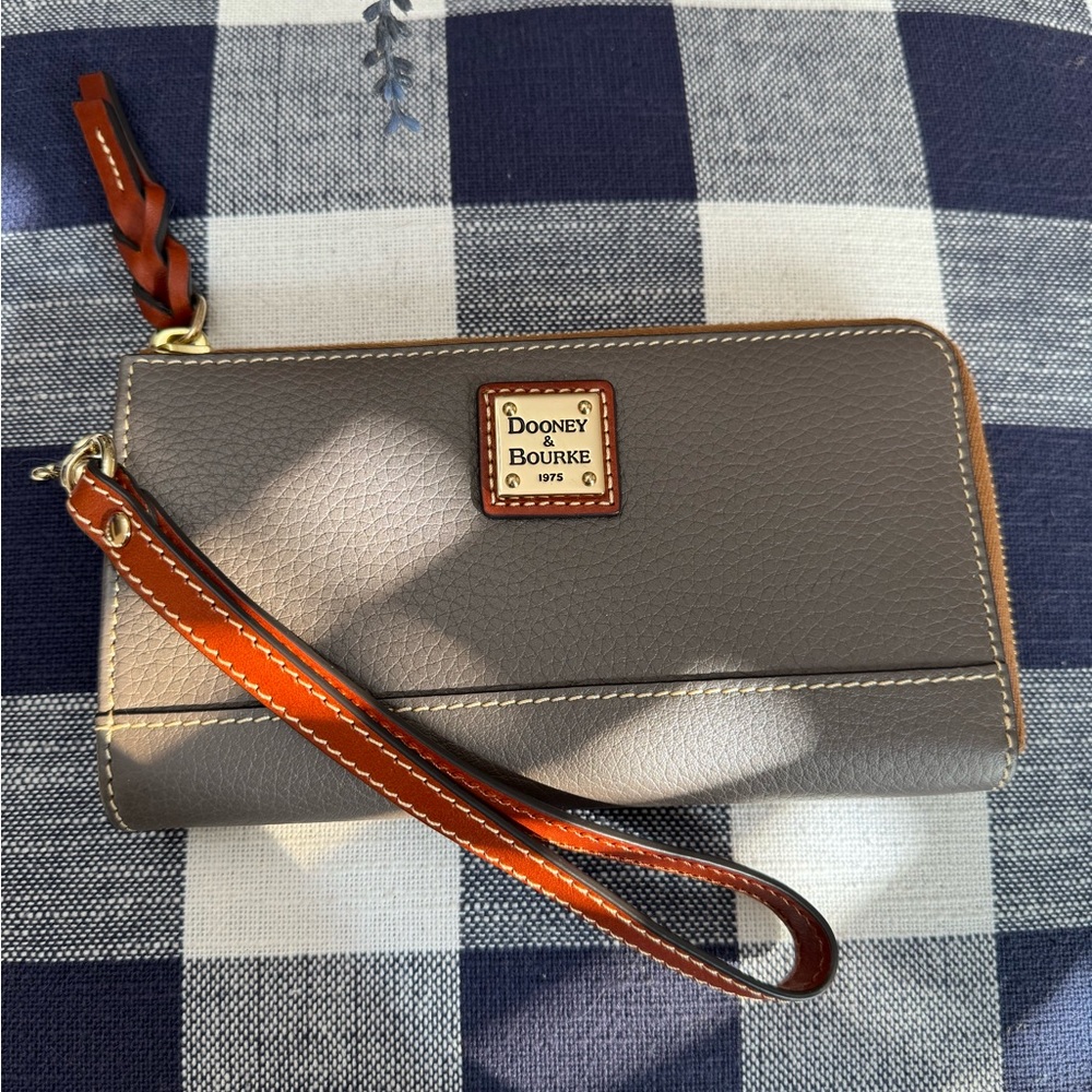 Pebble Grain Folded Zip Wristlet